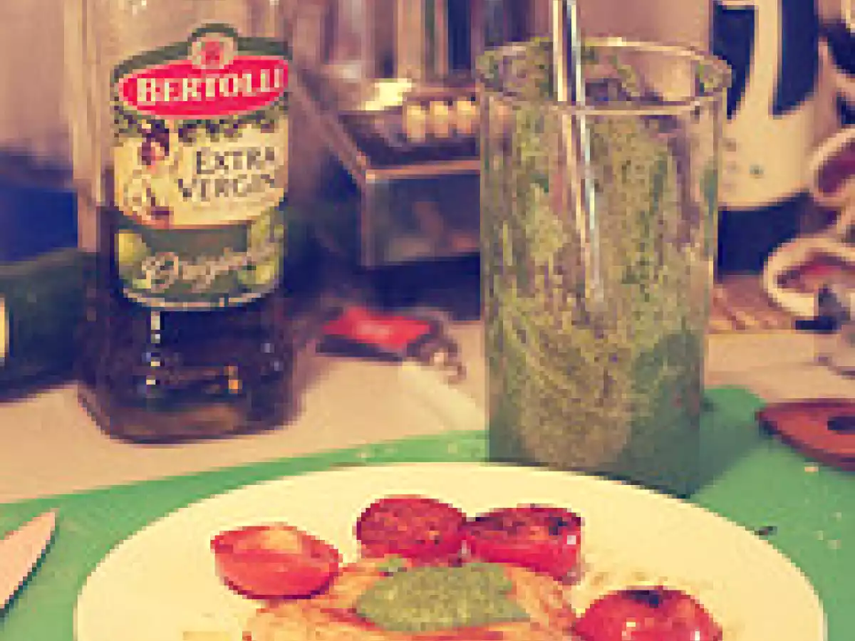 Gebratene hähnchenbrust mit rucola-pesto