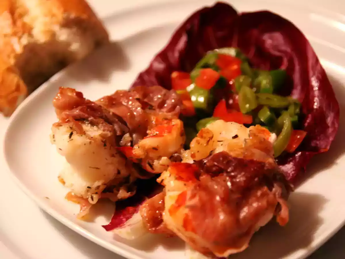 Gebratene king prawns im serrano-mantel auf zuckerschoten-minz-salat