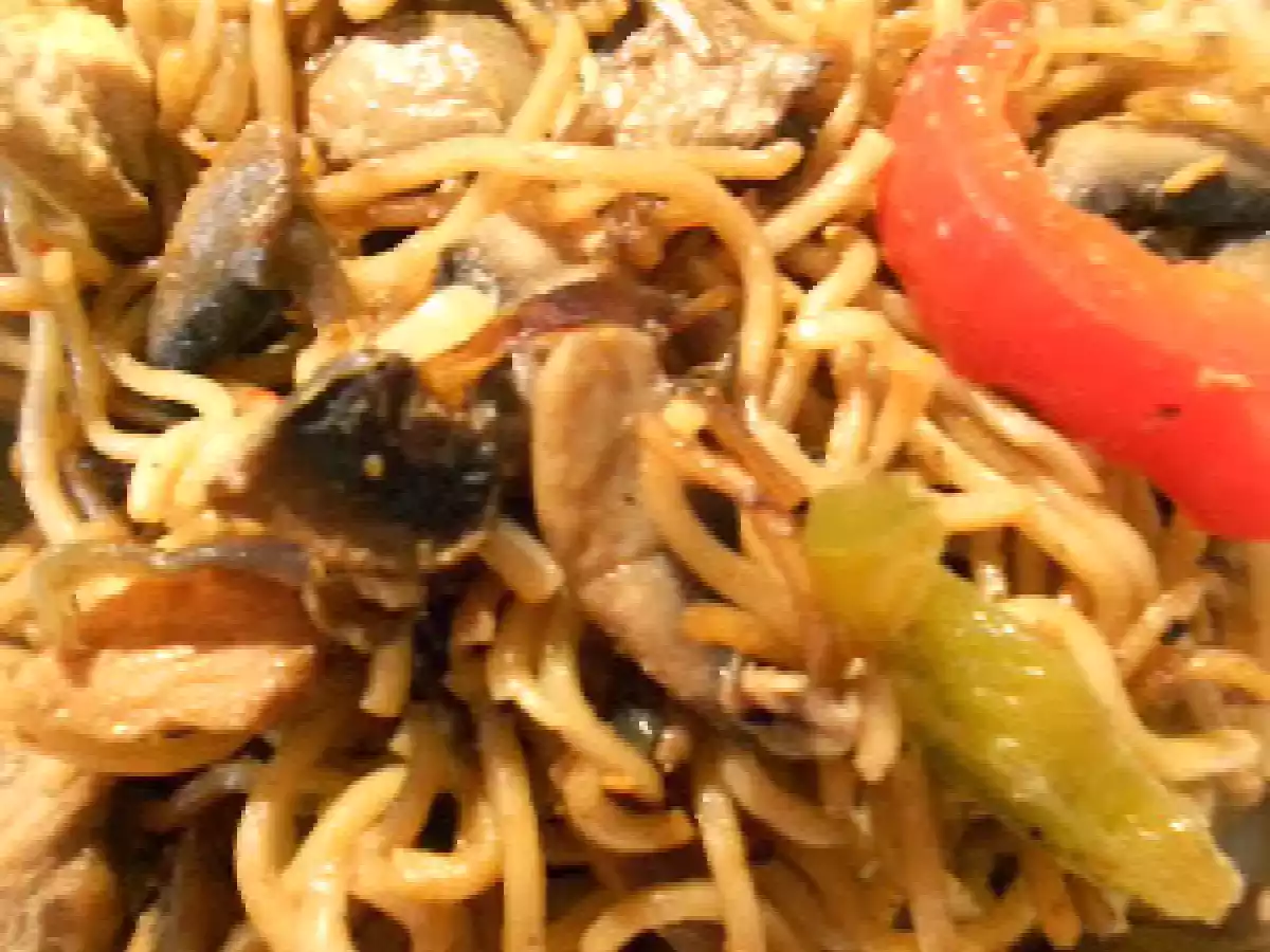 Gebratene Nudeln mit Gemüse und Sojageschnetzeltem