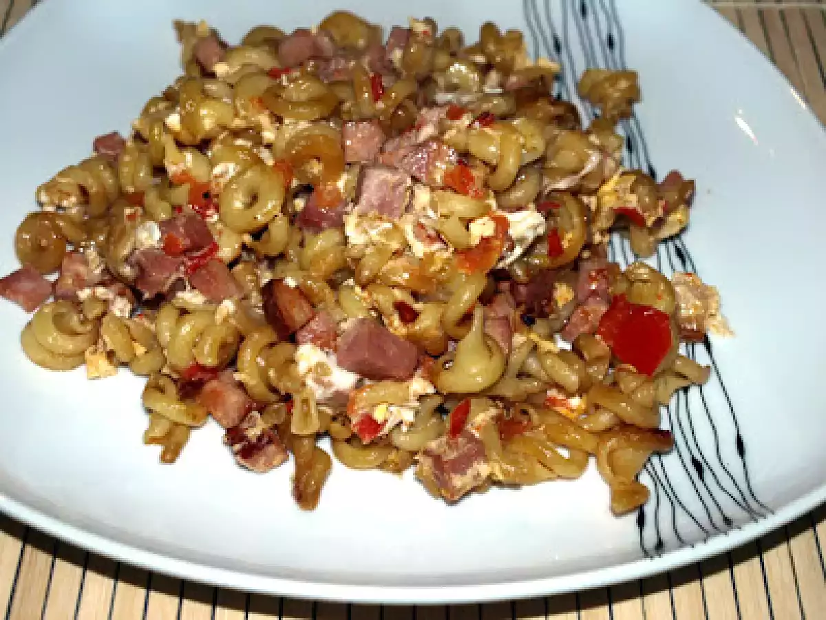 Gebratene Nudeln mit Kochschinken, Tomaten und Eiern