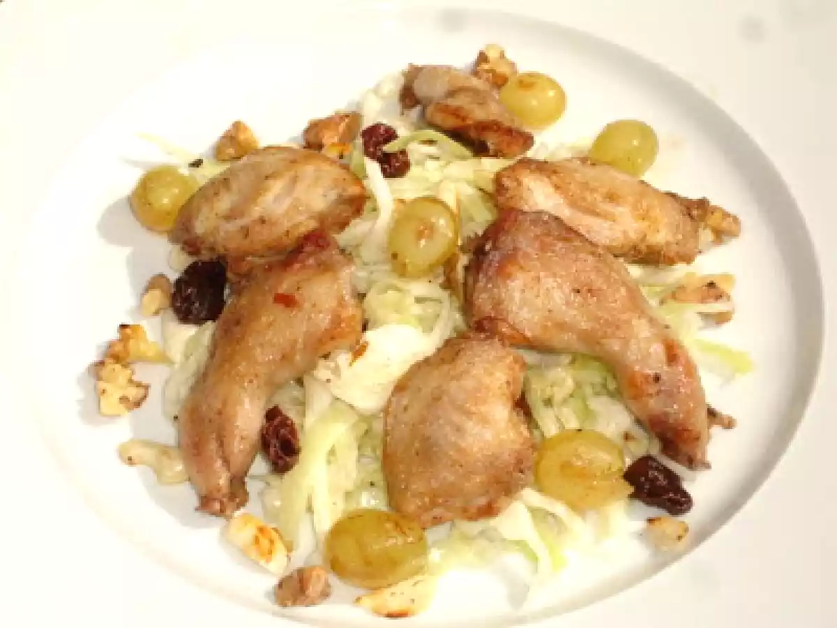 Gebratene Wachteln und Spitzkohlsalat mit Rosinen, Mandeln, Walnüssen und Trauben