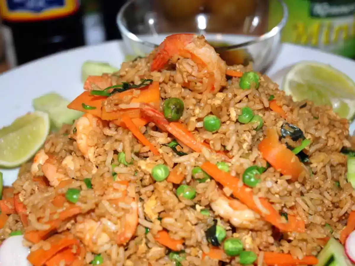 Gebratener Gemüsereis mit Garnelen und Fischsaucen-Dip