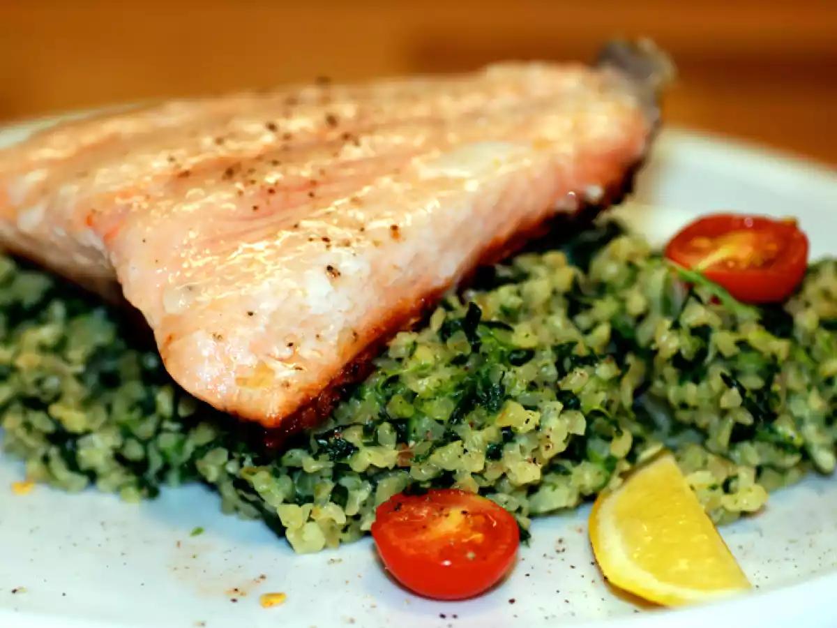Gebratener Lachs auf Spinatbulgur