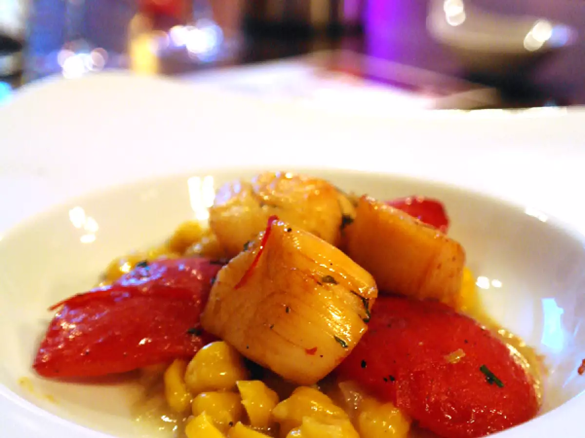 Geeiste Ice Cider Sabayon mit karamellisierten Walnüssen und Sirupbeeren