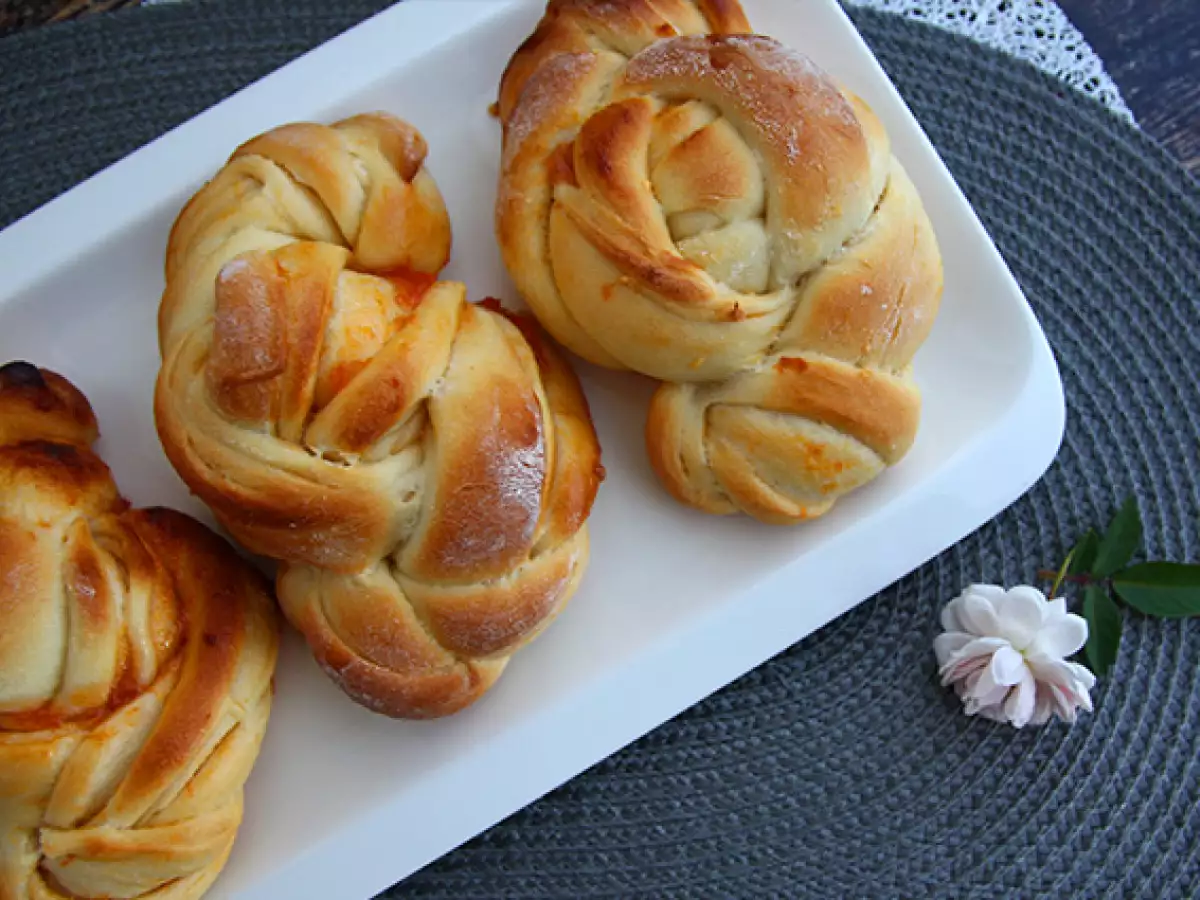 Geflochtene Brioche-Brötchen mit Aprikosenmarmelade - foto 2