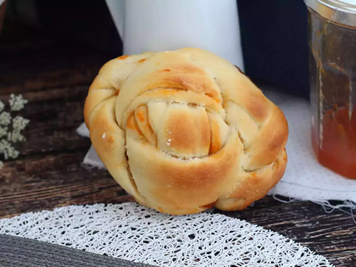 Geflochtene Brioche-Brötchen mit Aprikosenmarmelade - foto 3