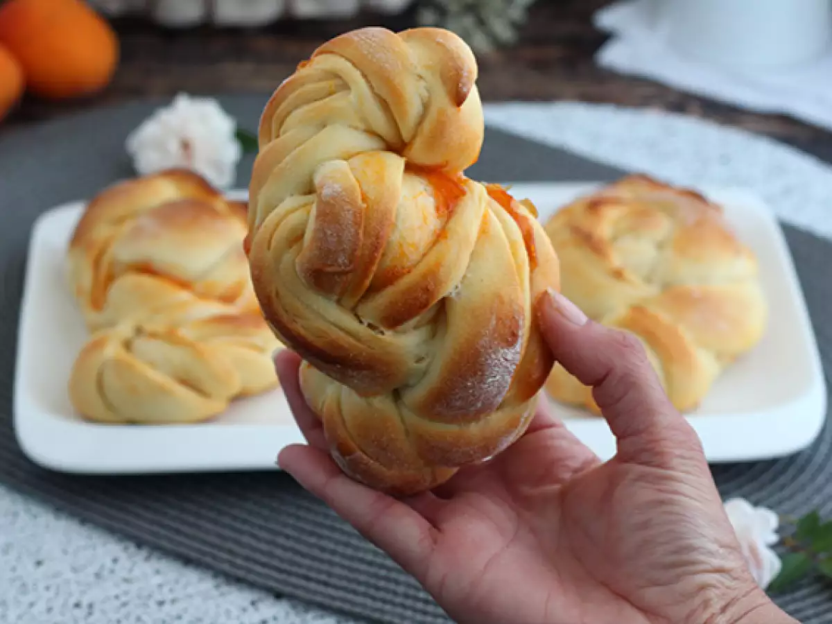 Geflochtene Brioche-Brötchen mit Aprikosenmarmelade - foto 5