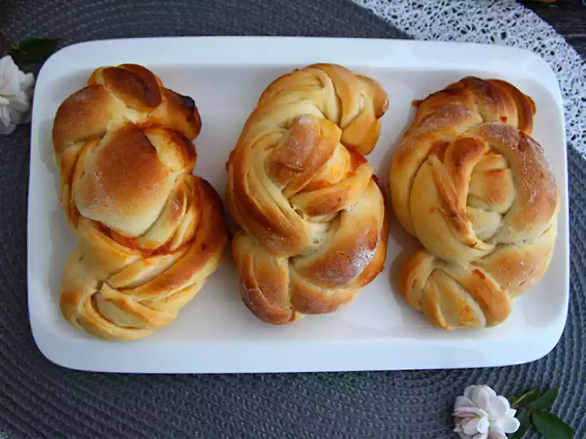 Geflochtene Brioches mit Aprikosen