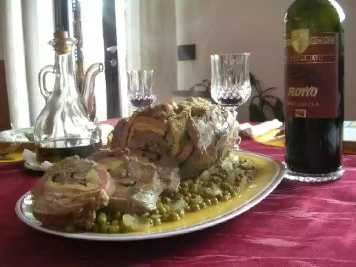 Gefuellter Poularden Rollbraten