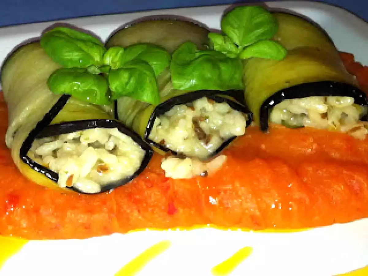 Gefüllte Auberginenröllchen auf Paprikapüree