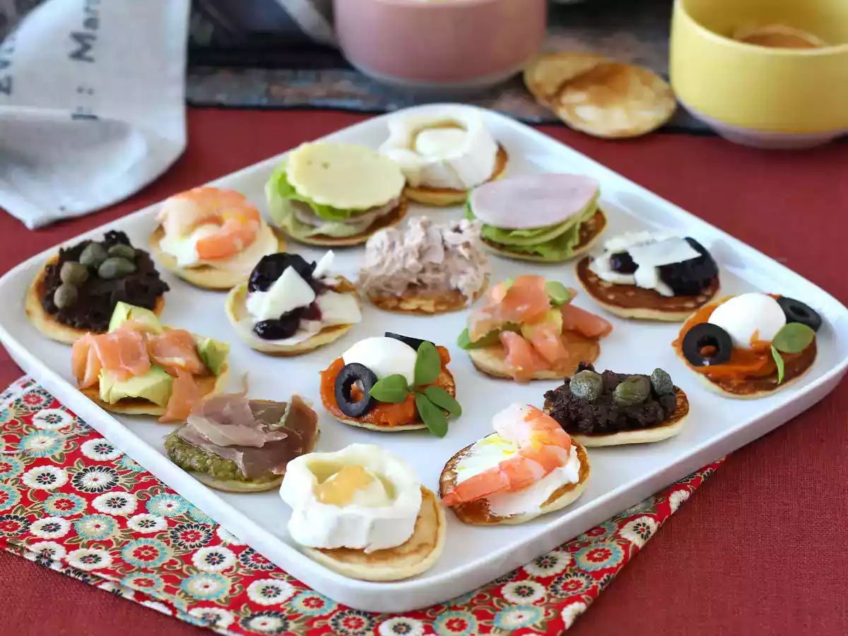 Gefüllte Blini-Platte, der abwechslungsreiche und perfekte Aperitif für die Feiertage