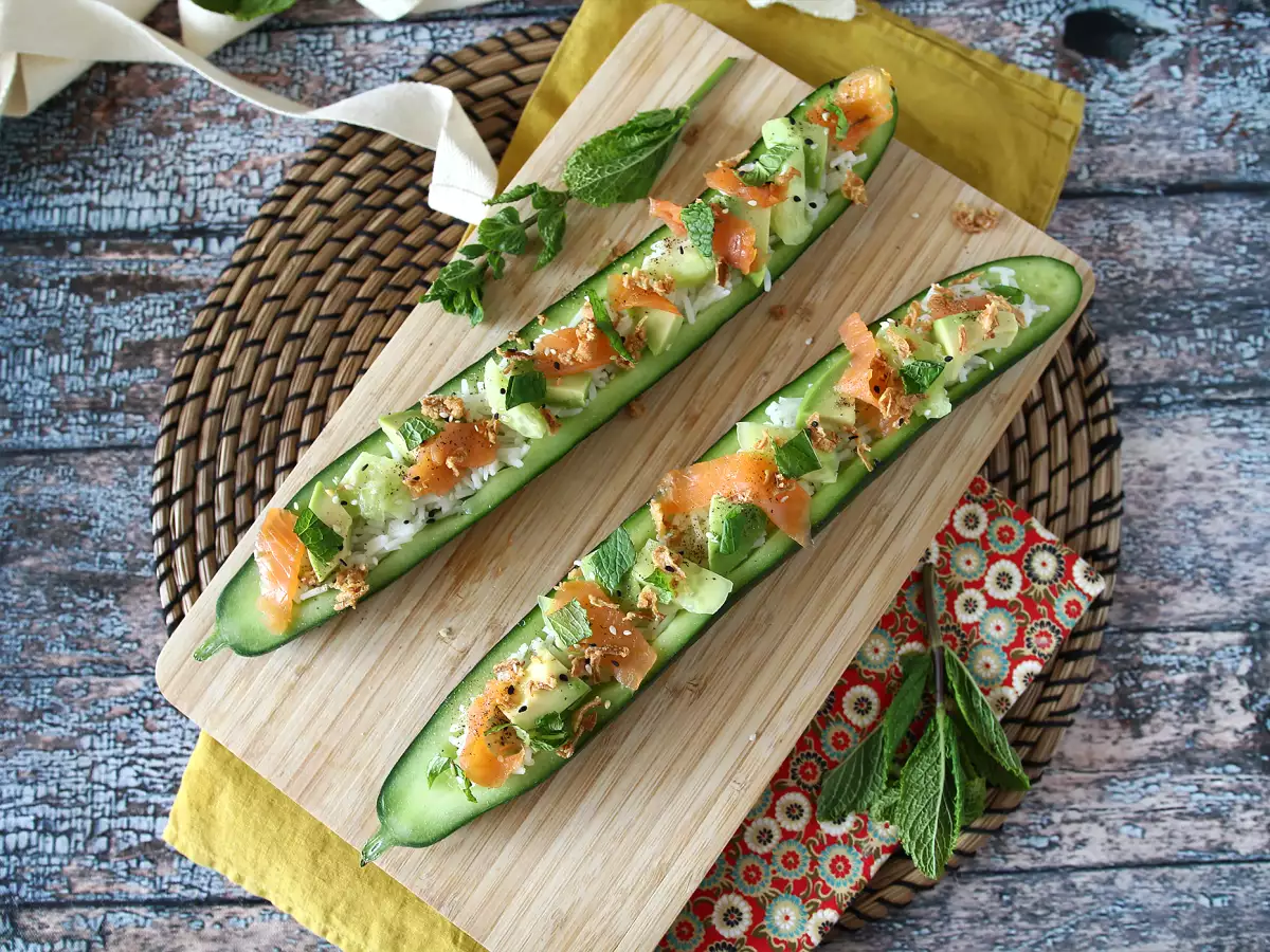 Gefüllte Gurken mit Reis, Räucherlachs, Avocado und Minze