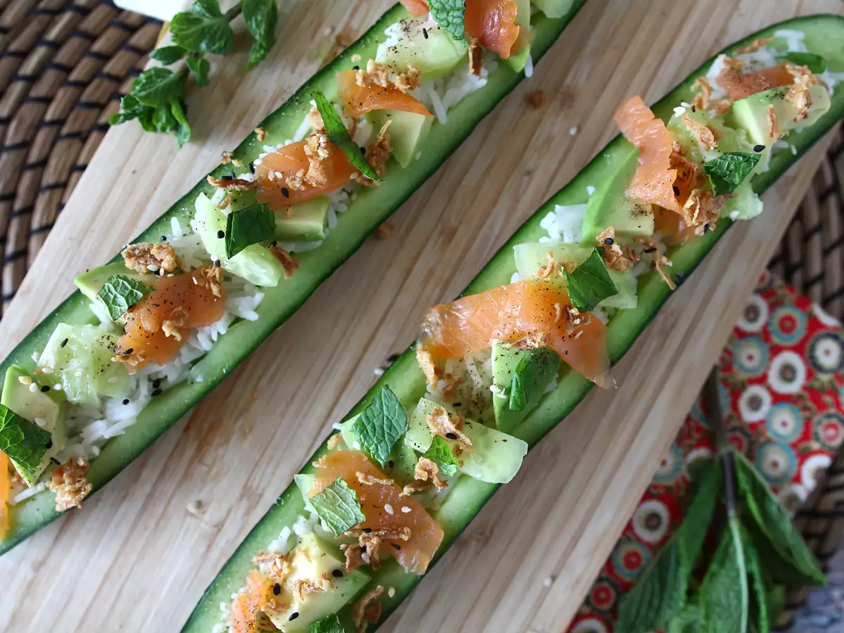 Gefüllte Gurken mit Reis, Räucherlachs, Avocado und Minze - foto 2