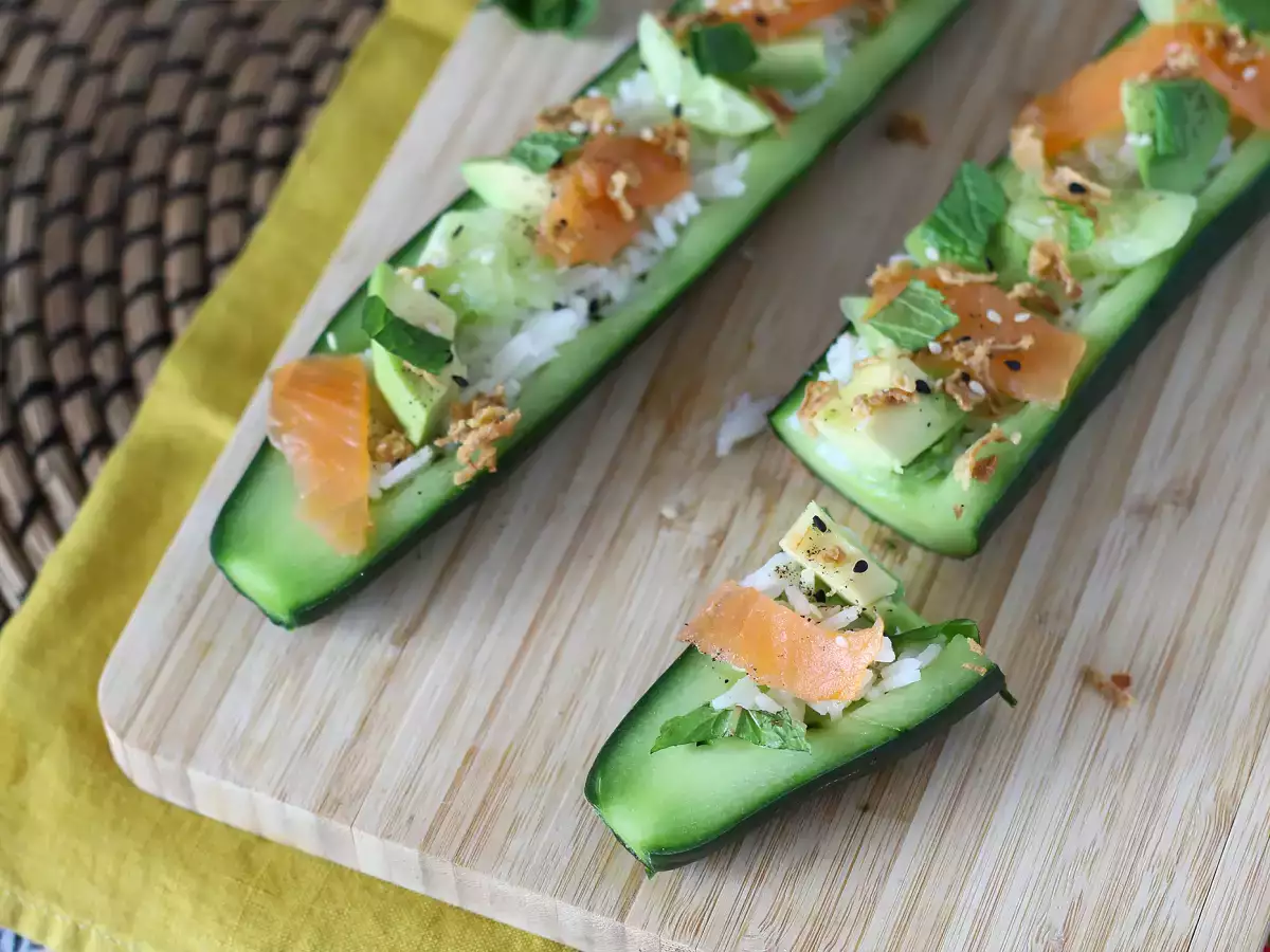 Gefüllte Gurken mit Reis, Räucherlachs, Avocado und Minze - foto 3