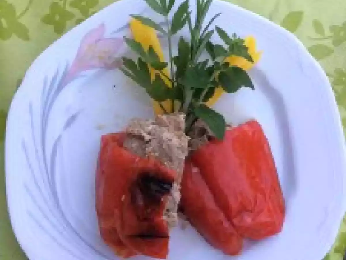 Gefüllte Paprika auf dem Holzkohlegrill