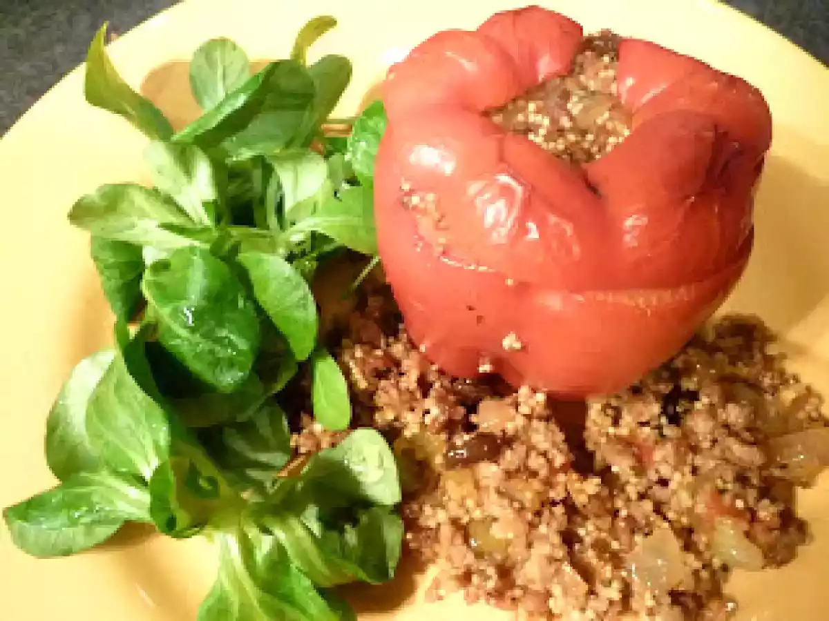 Gefüllte Paprika mit Hirse und Sojahack