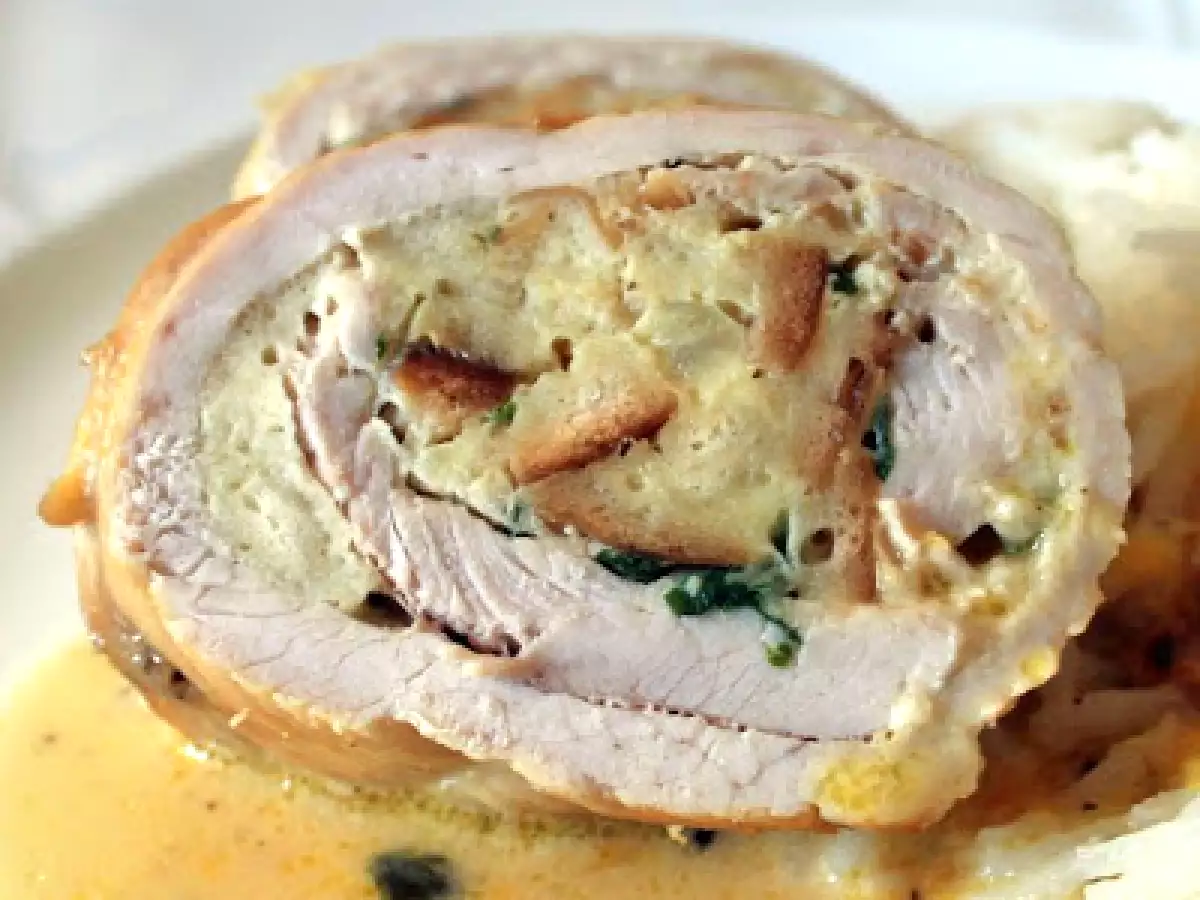 Gefüllte Putenröllchen mit weißer Pfefferrahmsauce