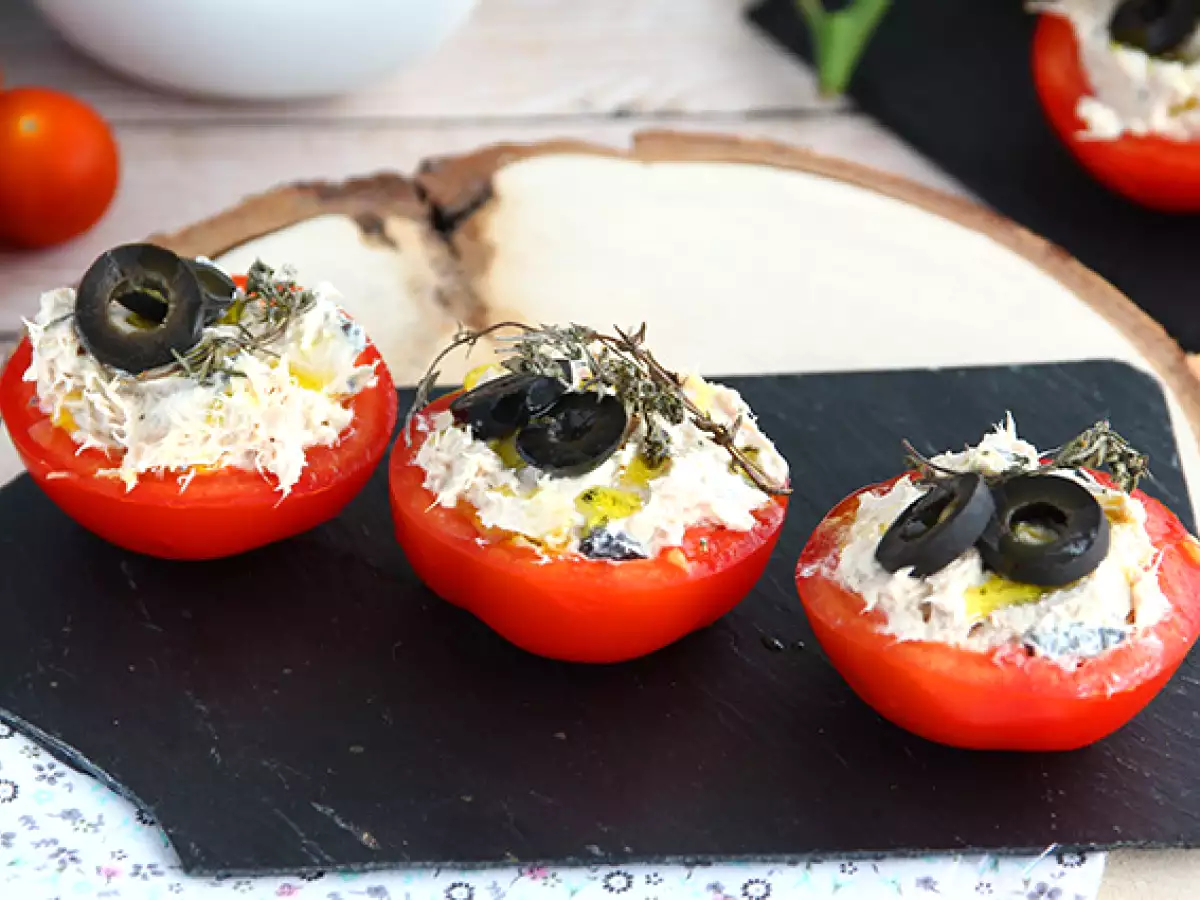 Gefüllte Tomaten mit Thunfisch, Frischkäse und Oliven - foto 2
