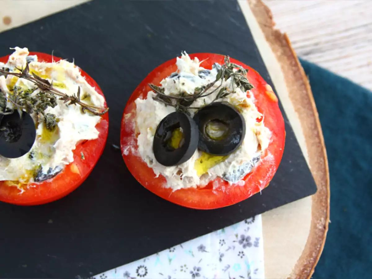 Gefüllte Tomaten mit Thunfisch, Frischkäse und Oliven - foto 3