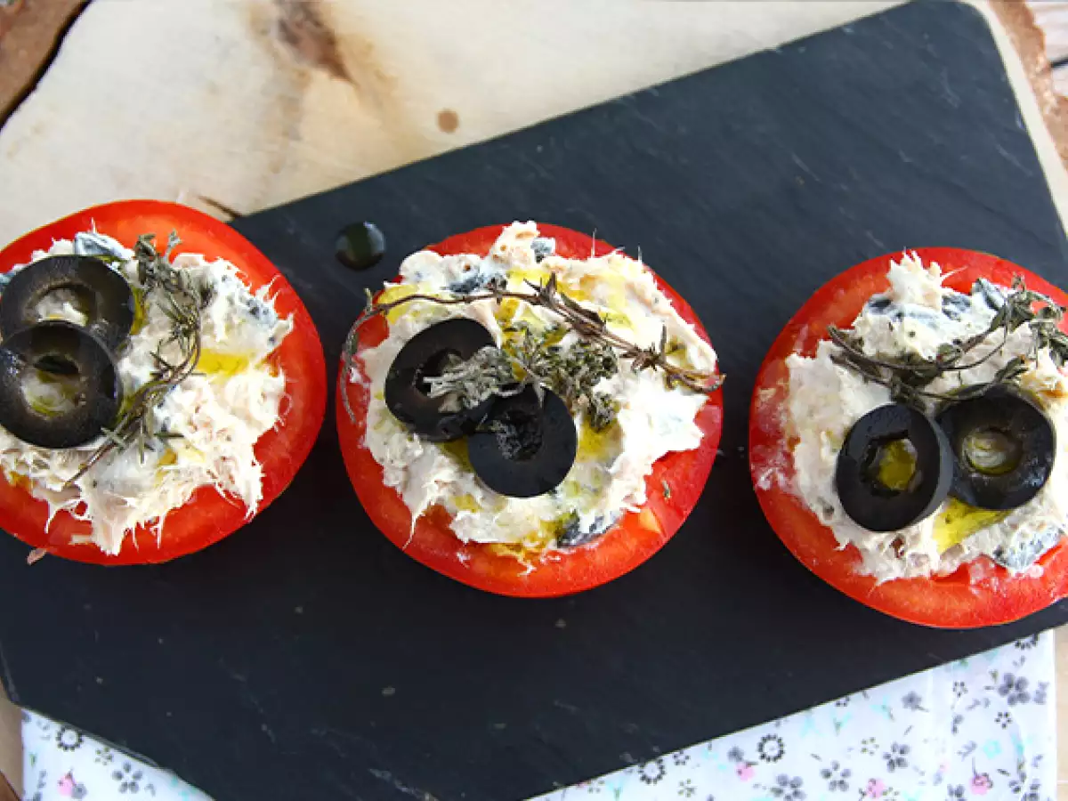 Gefüllte Tomaten mit Thunfisch, Frischkäse und Oliven - foto 4