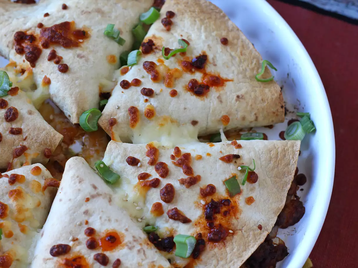 Gefüllte Tortillas nach Art der gebackenen Quesadillas mit einer würzigen Rindfleischfüllung - foto 5