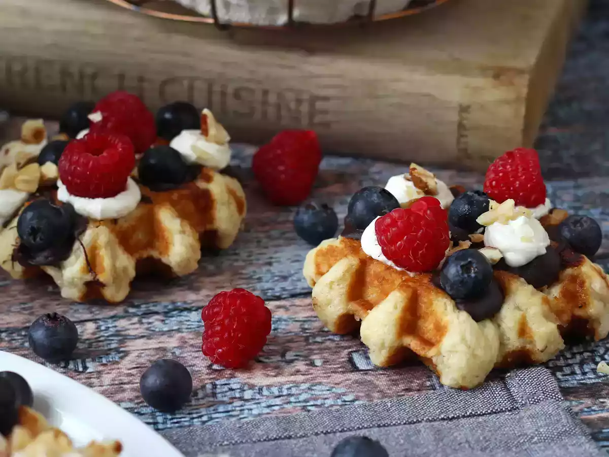 Gefüllte Waffeln mit Früchten, Schokolade und Schlagsahne - foto 3