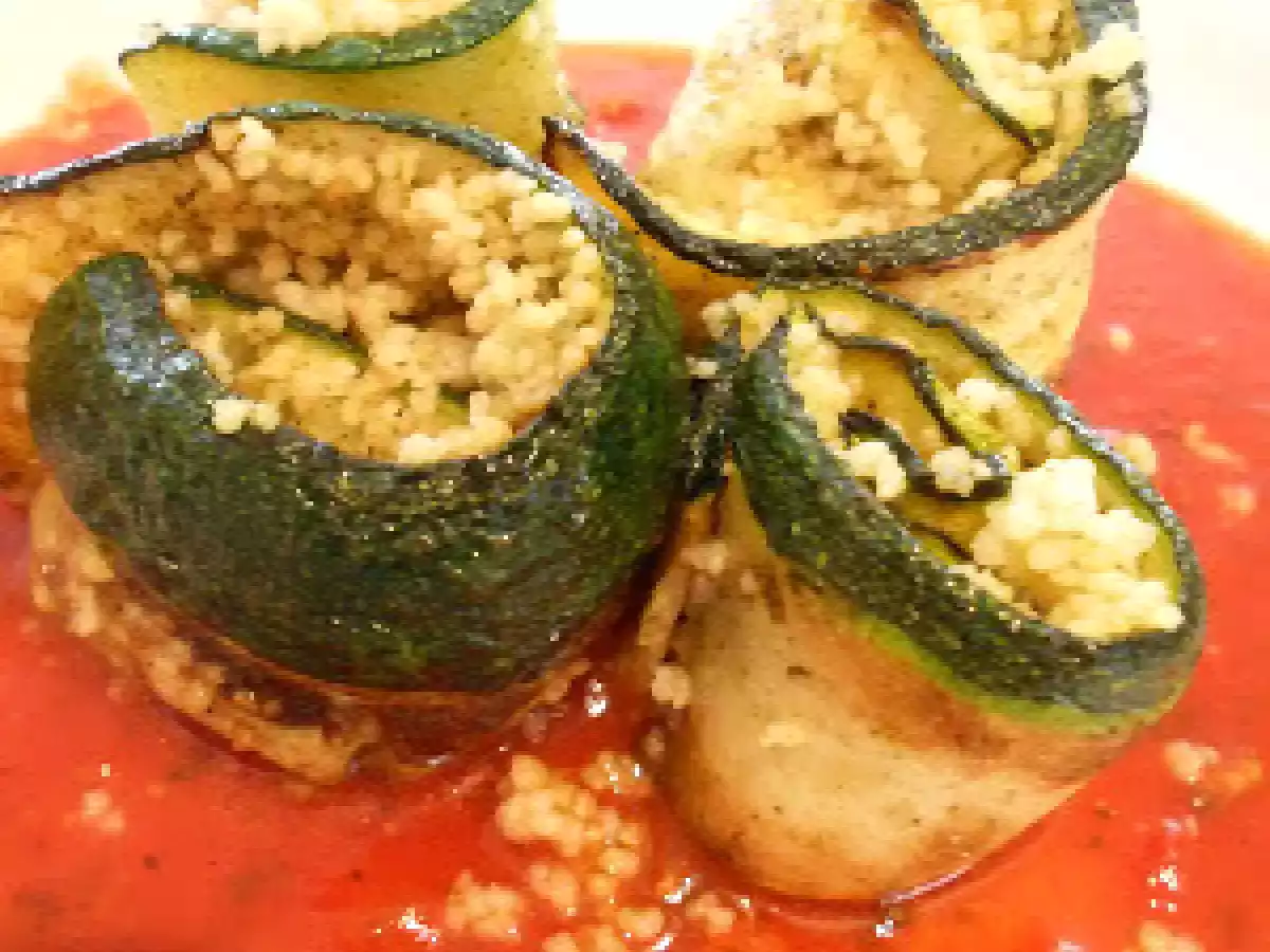 Gefüllte Zucchiniröllchen mit Taboulé in Tomatensauce