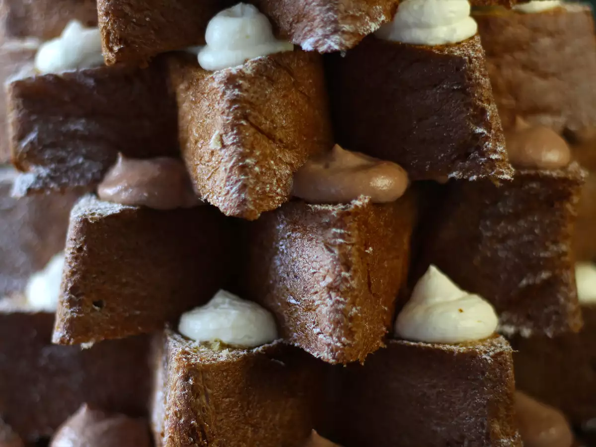 Gefüllter Pandoro in Weihnachtsbaumform mit Nutella- und Vanillecreme - foto 2
