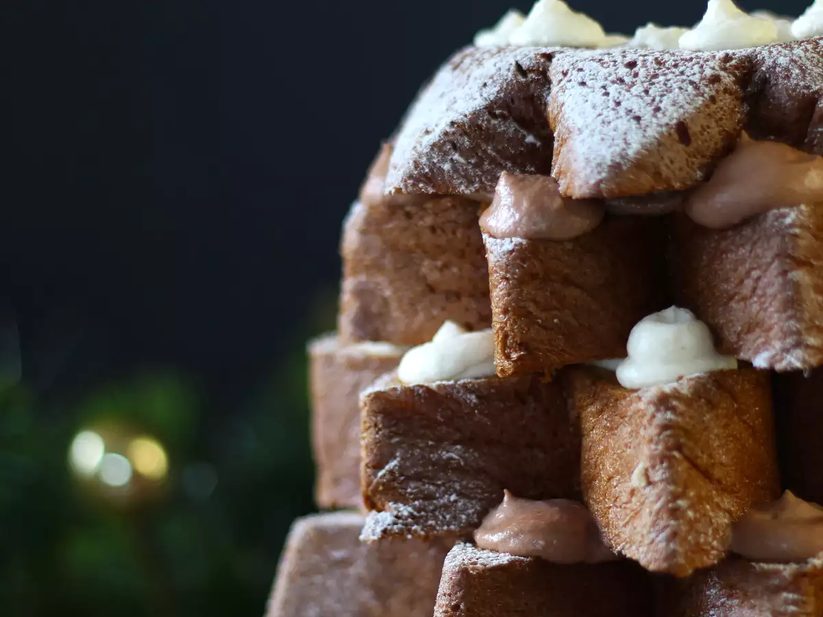 Gefüllter Pandoro in Weihnachtsbaumform mit Nutella- und Vanillecreme - foto 4