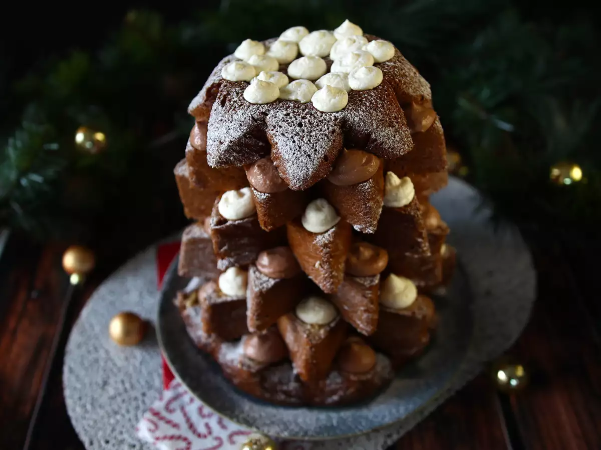 Gefüllter Pandoro in Weihnachtsbaumform mit Nutella- und Vanillecreme - foto 5