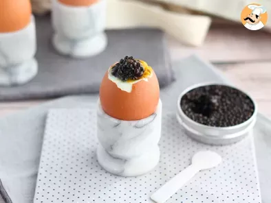 Gekochte Eier mit Kaviar