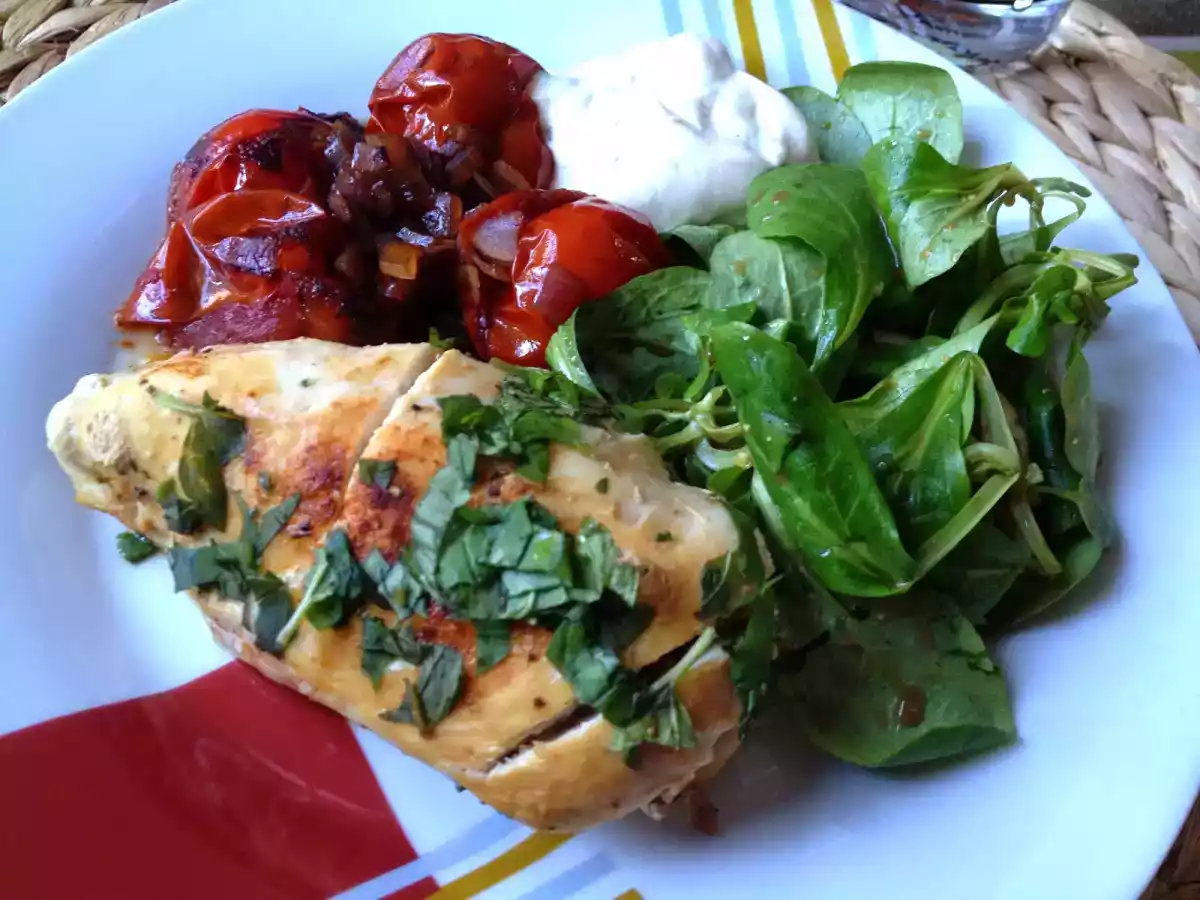Gekräuterte Hähnchenbrust mit Schmortomaten