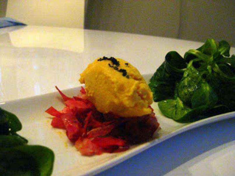 Gelbe Beete Sorbet auf geröstetem Wildschweinschinken mit Feldsalat