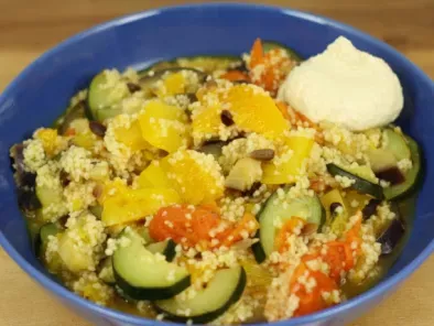Gemüse mit Couscous in Orangensoße
