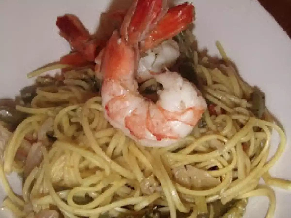 Gemüse-Wok mit Kurkuma Nudeln, Poulet und Crevetten