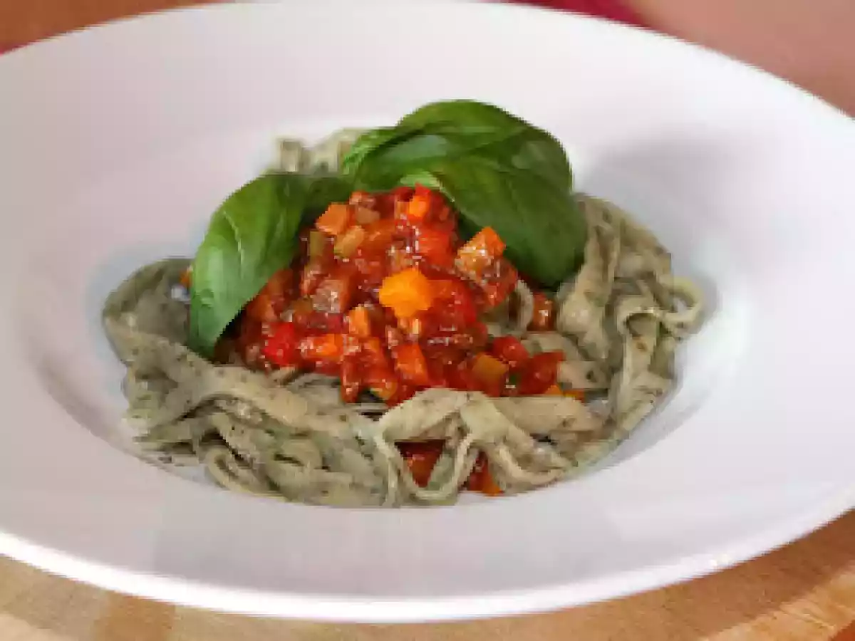 Gemüsebolognese auf Basilikumpasta