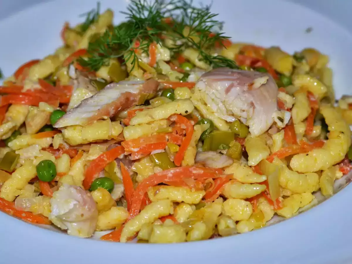 Gemüsespätzle mit Räucherforelle