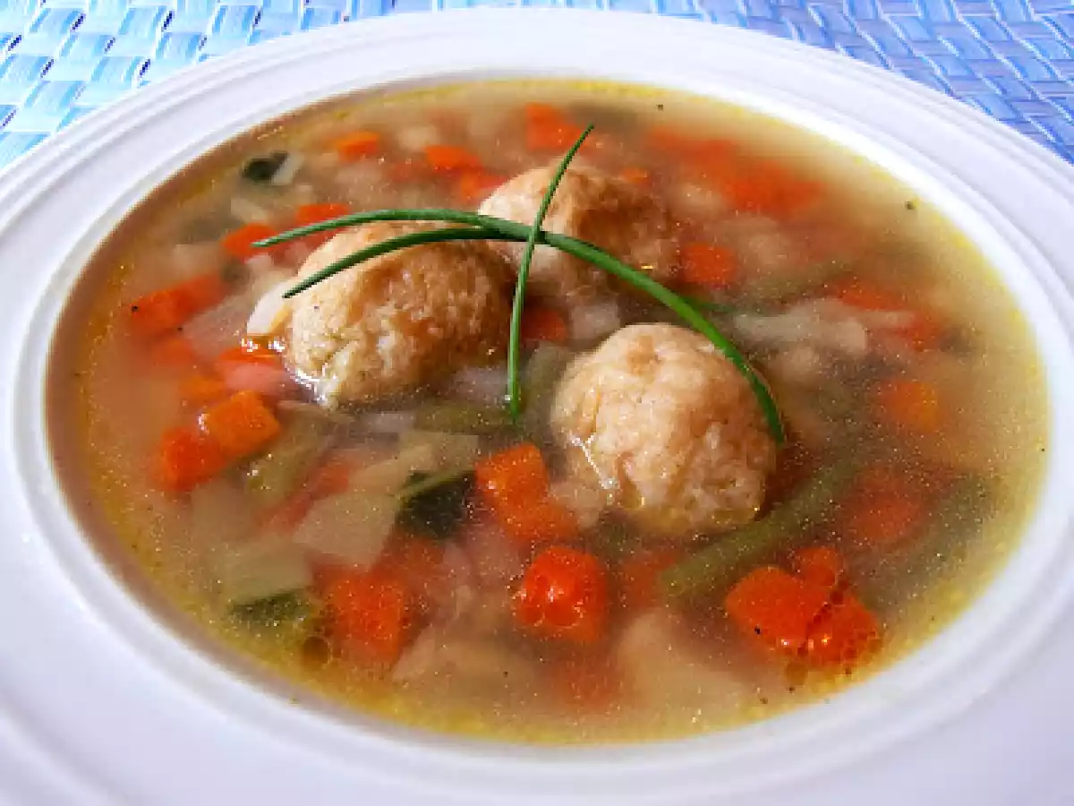 Gemüsesuppe mit Zwiebackklößchen