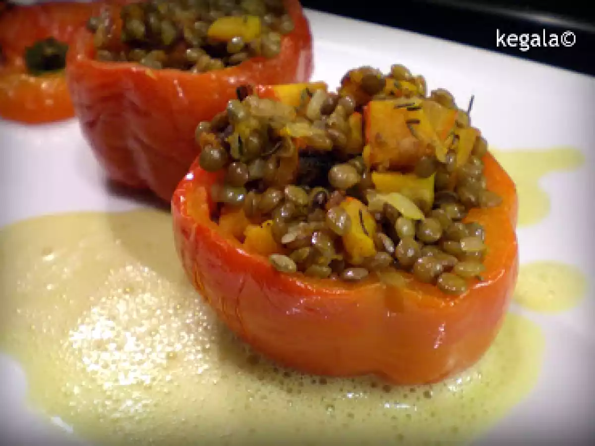 Geröstete Paprika mit Kürbis-Linsen-Füllung