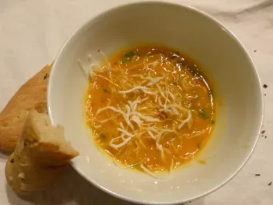 Geröstete Tomaten-Karotten-Suppe mit Rosmarinstangerl