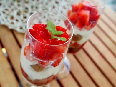 Geschichtetes Erdbeer-Amarettini-Dessert