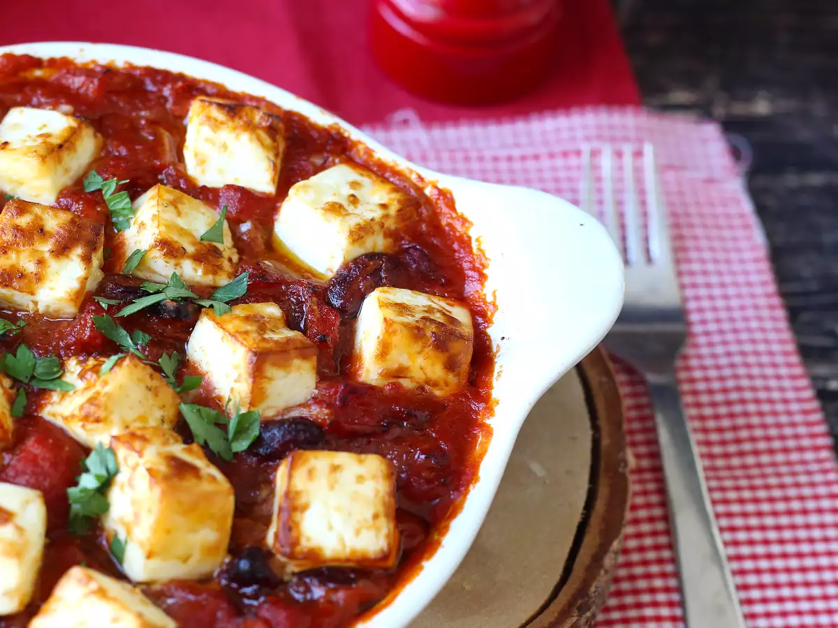 Geschmorte rote Bohnen mit Tomaten und geröstetem Feta - foto 3