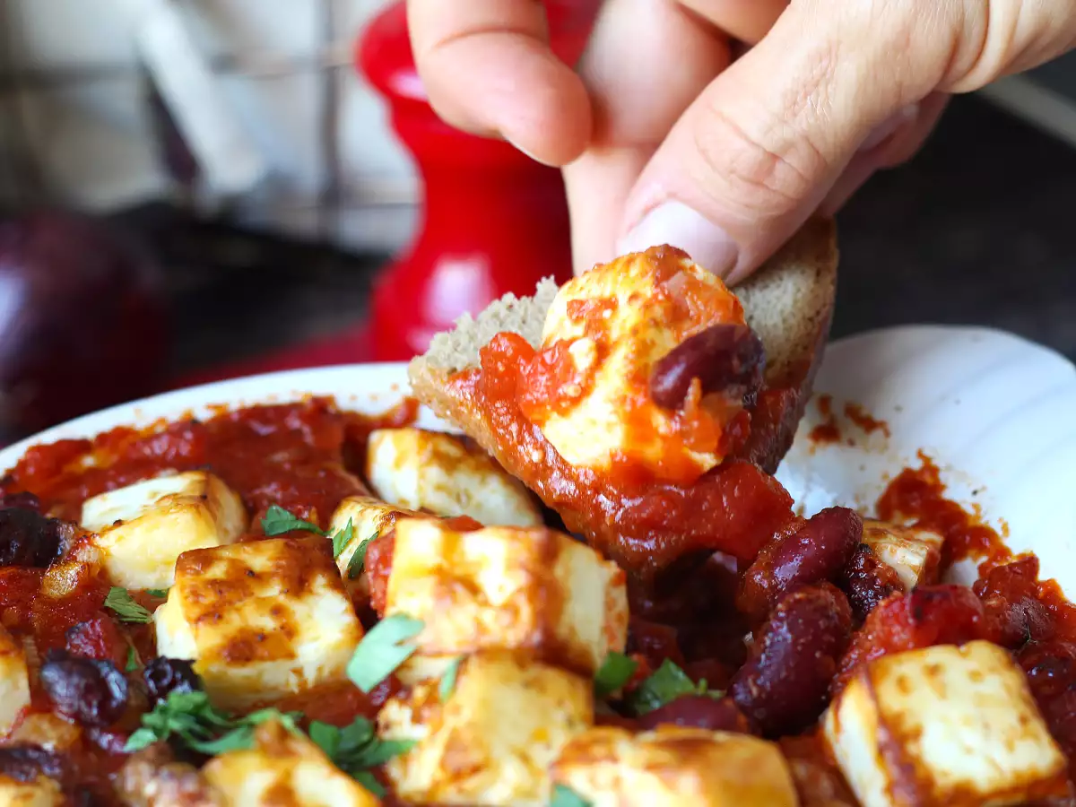 Geschmorte rote Bohnen mit Tomaten und geröstetem Feta - foto 4
