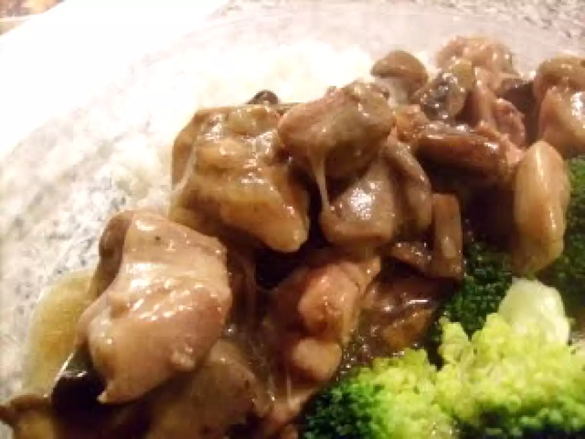 Geschmortes Hühnchen mit Steinpilzen