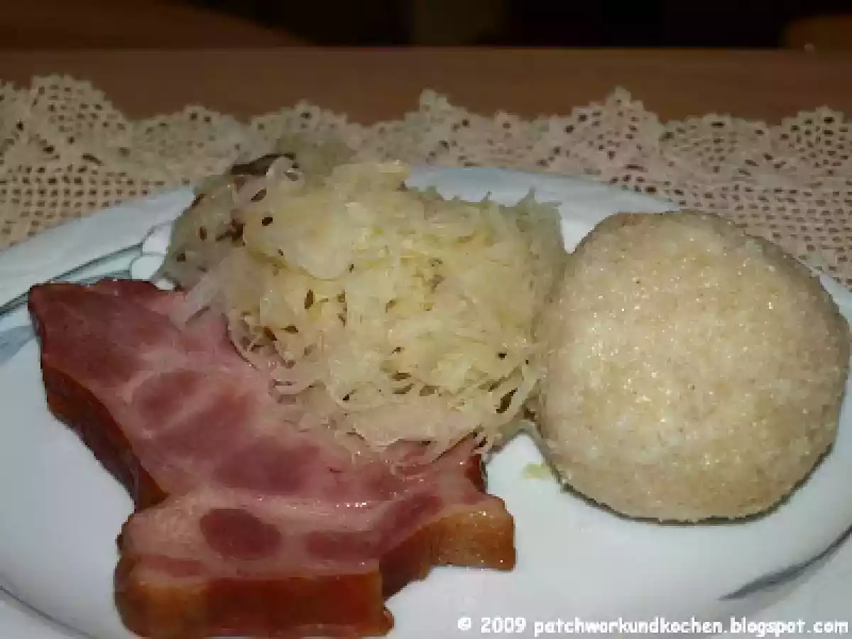 Geselchtes mit Grießknödel und Sauerkraut
