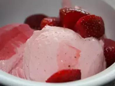 Gestrudeltes Vanille-Erdbeer-Joghurt Eis