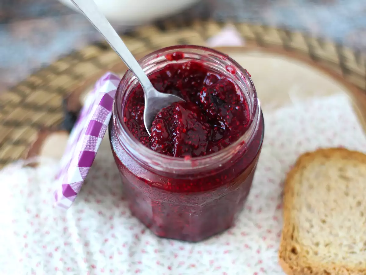 Gesunde Marmelade aus roten Beeren mit Chiasamen - foto 2