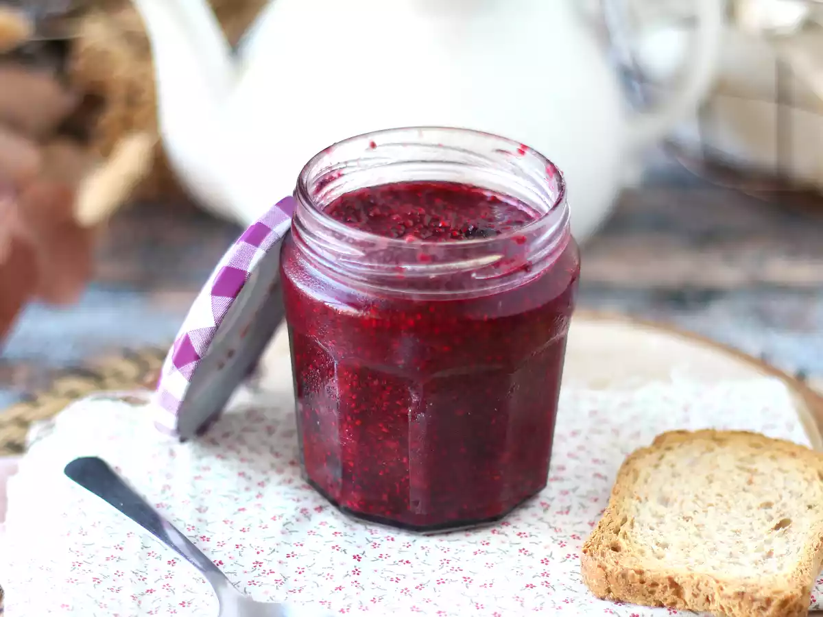 Gesunde Marmelade mit Beeren und Chiasamen