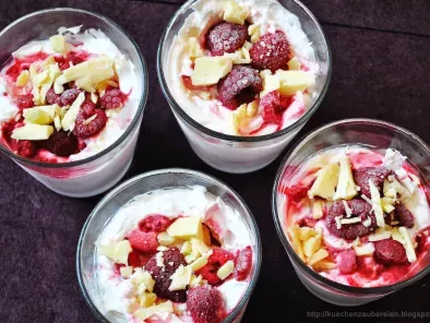 Geswirltes Joghurt-Himbeer-Eis mit weißer Schokolade