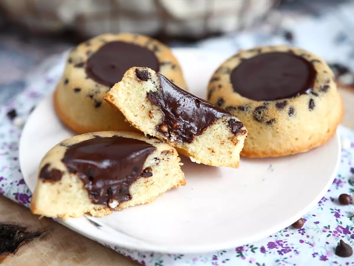Getigerte Financiers mit Schokolade und knuspriger Ganache